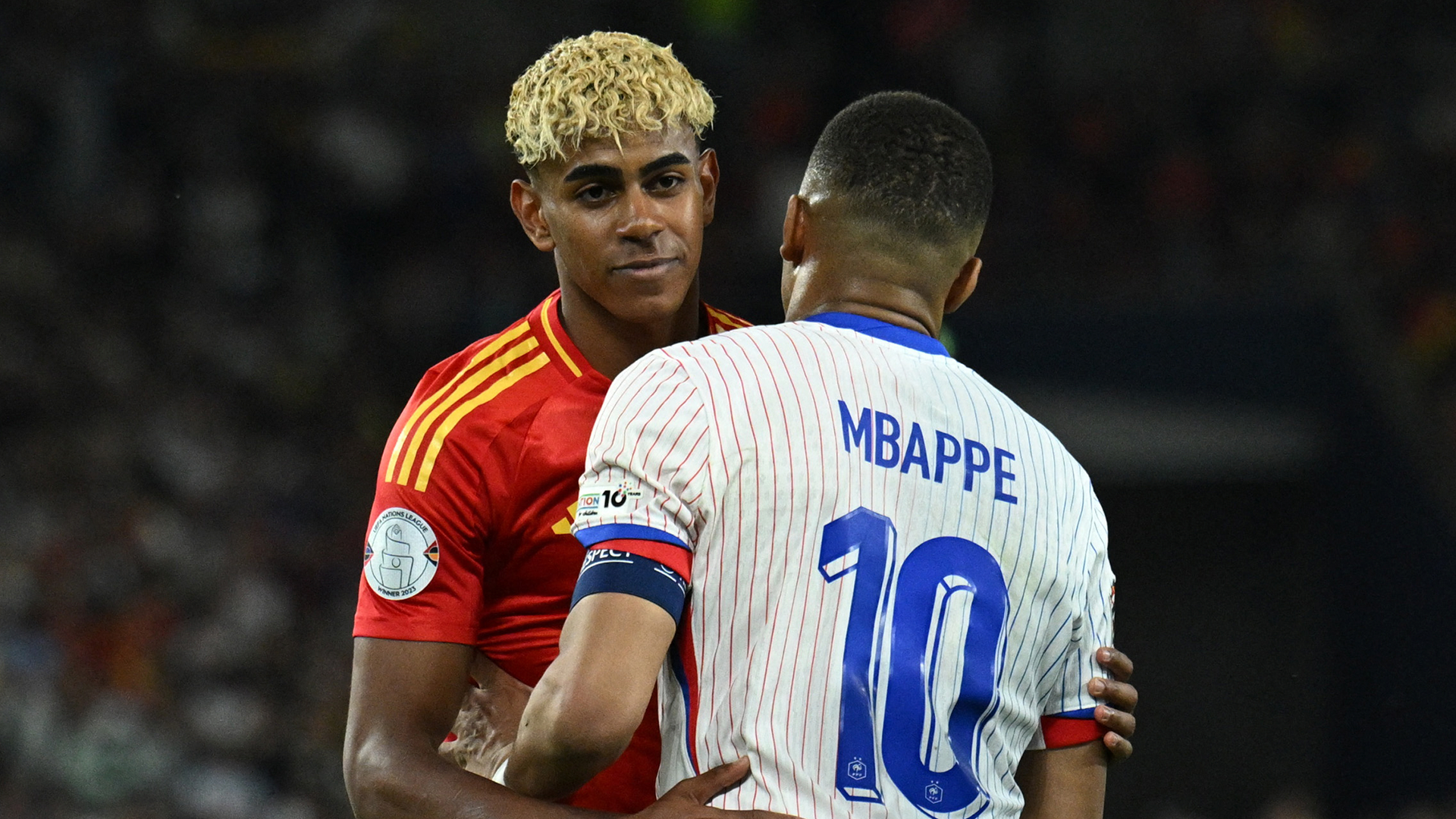 Kylian Mbappé y Lamine Yamal se saludan durante un partido entre las selecciones de España y Francia.